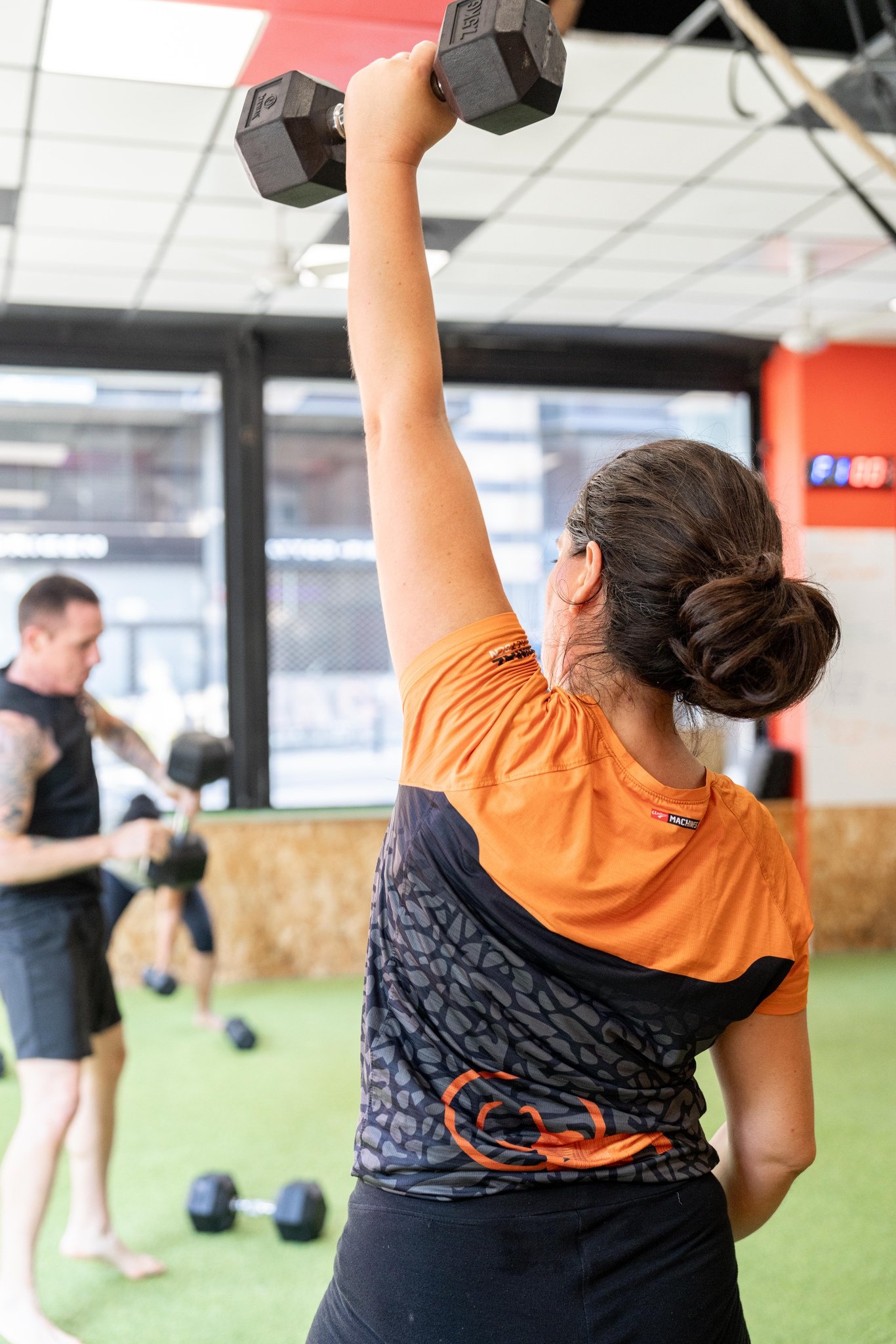 Atleta realizando un push press en la sala de Primal